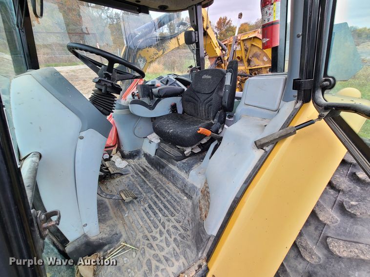 image for item DN5726 2004 Challenger MT525B  MFWD tractor