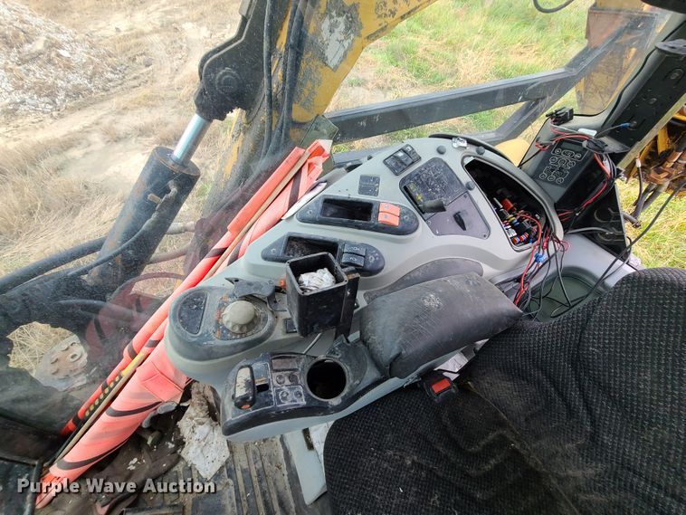 image for item DN5726 2004 Challenger MT525B  MFWD tractor