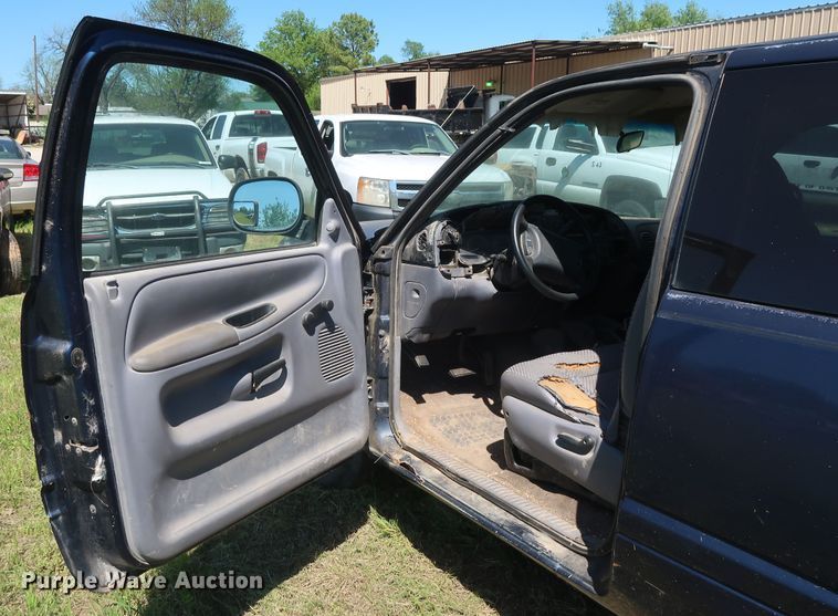 image for item GS9819 2000 Dodge Ram 1500  Club Cab pickup truck