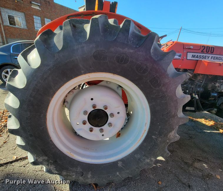 image for item ID9220 2001 Massey Ferguson 243  tractor