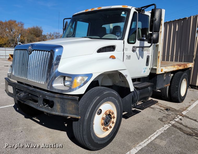 image for item ID9233 2004 International 7400  flatbed truck