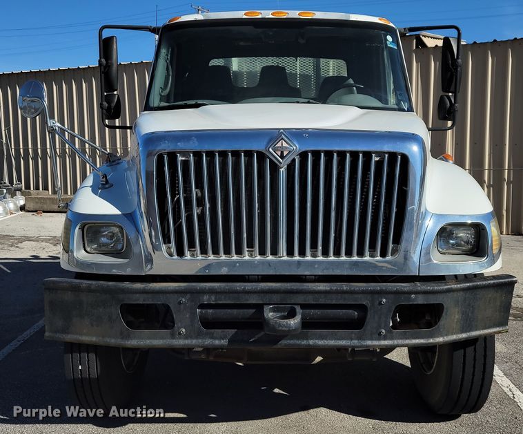 image for item ID9233 2004 International 7400  flatbed truck