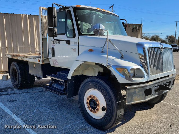 image for item ID9233 2004 International 7400  flatbed truck