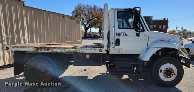 image for item ID9233 2004 International 7400  flatbed truck