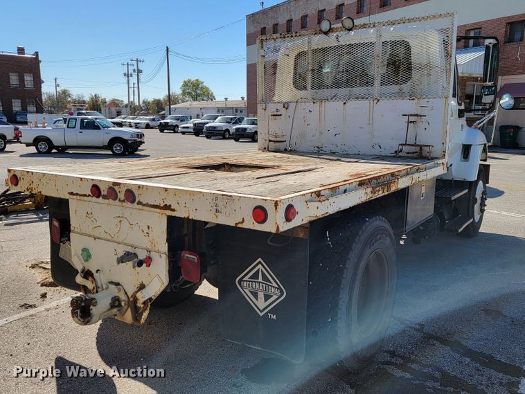 image for item ID9233 2004 International 7400  flatbed truck