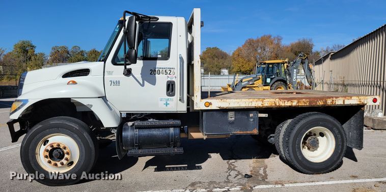 image for item ID9233 2004 International 7400  flatbed truck
