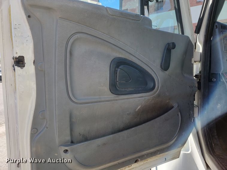 image for item ID9233 2004 International 7400  flatbed truck