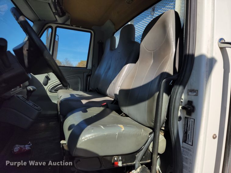 image for item ID9233 2004 International 7400  flatbed truck