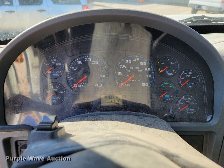 image for item ID9233 2004 International 7400  flatbed truck