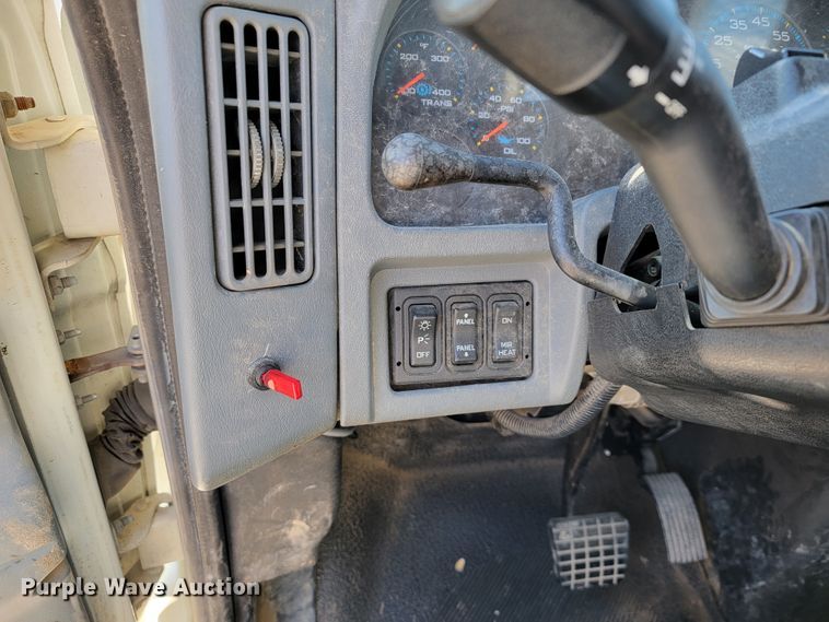 image for item ID9233 2004 International 7400  flatbed truck