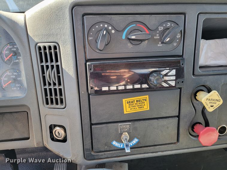 image for item ID9233 2004 International 7400  flatbed truck