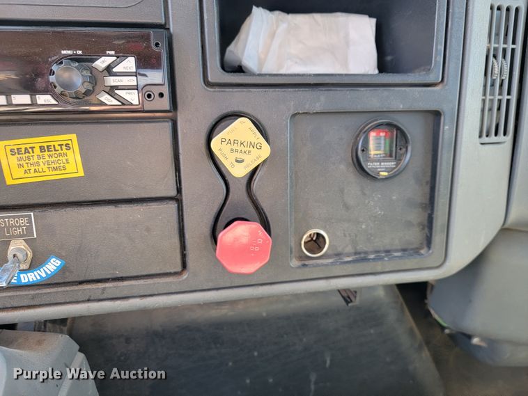 image for item ID9233 2004 International 7400  flatbed truck