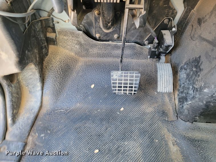 image for item ID9233 2004 International 7400  flatbed truck