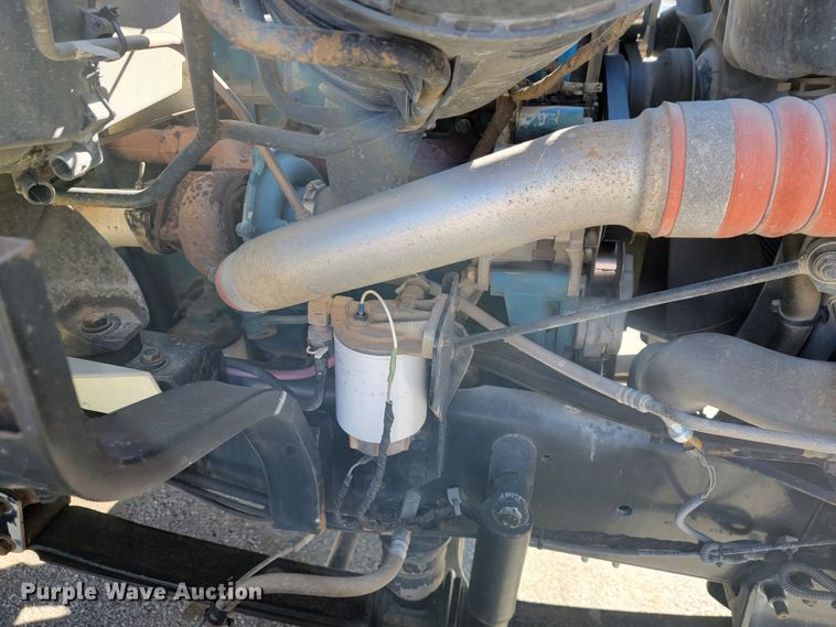 image for item ID9233 2004 International 7400  flatbed truck