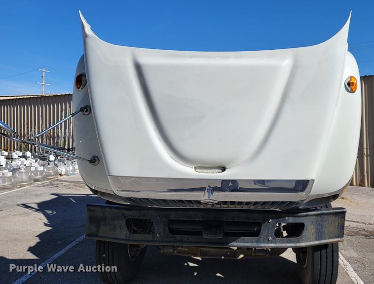 image for item ID9233 2004 International 7400  flatbed truck