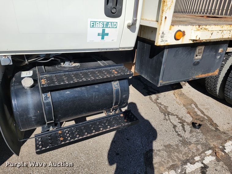 image for item ID9233 2004 International 7400  flatbed truck