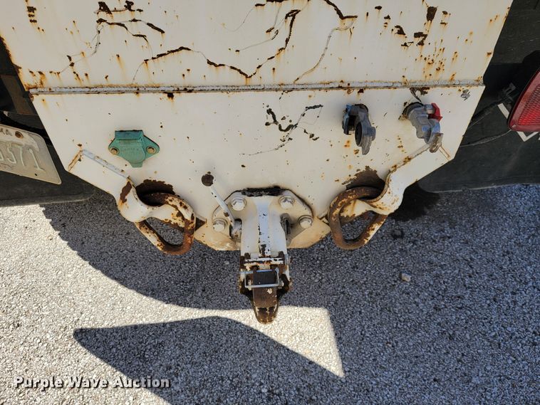 image for item ID9233 2004 International 7400  flatbed truck