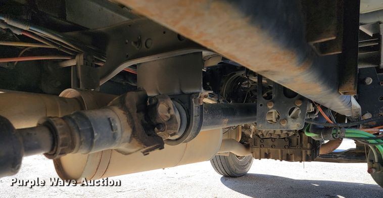 image for item ID9233 2004 International 7400  flatbed truck