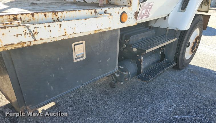 image for item ID9233 2004 International 7400  flatbed truck