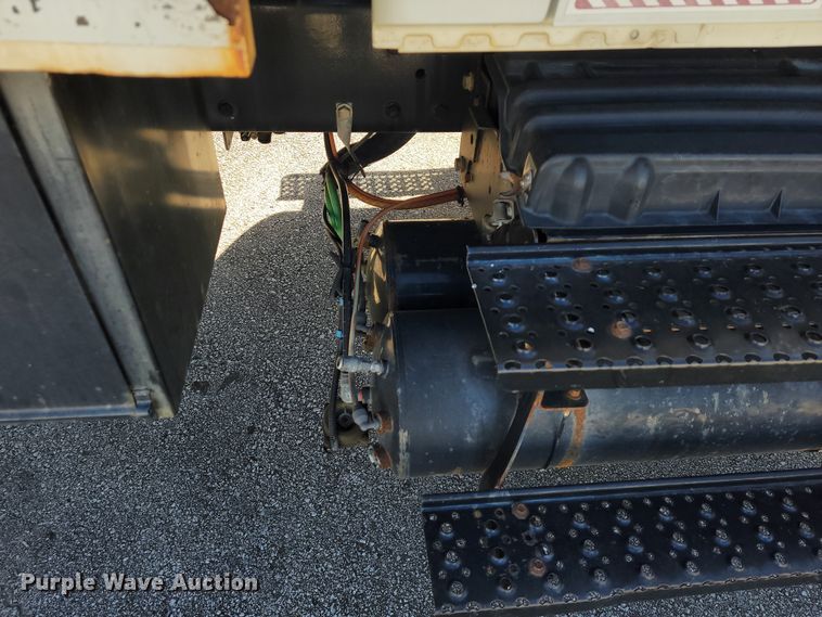 image for item ID9233 2004 International 7400  flatbed truck