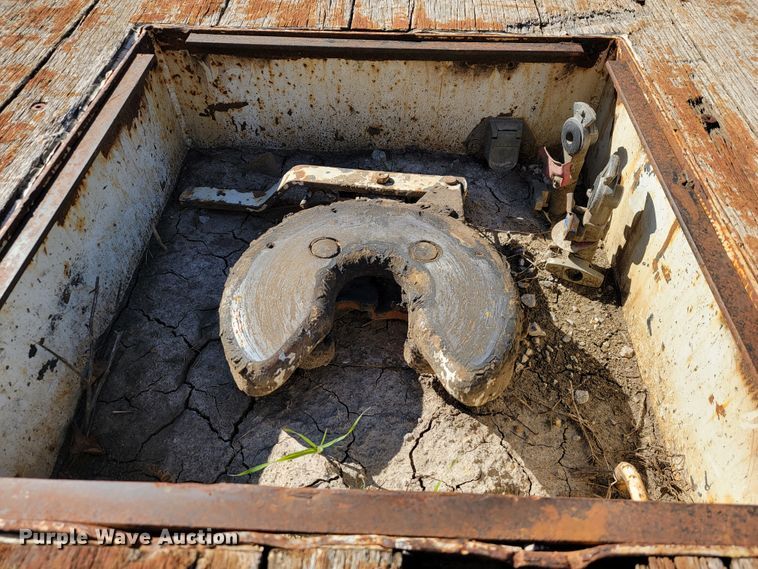 image for item ID9233 2004 International 7400  flatbed truck