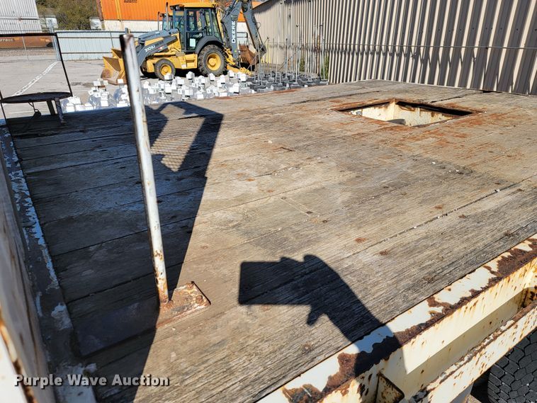 image for item ID9233 2004 International 7400  flatbed truck