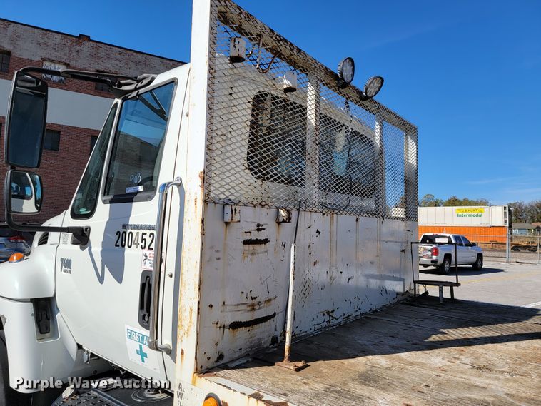 image for item ID9233 2004 International 7400  flatbed truck