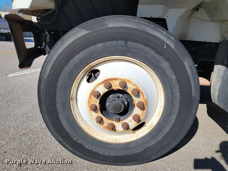 image for item ID9233 2004 International 7400  flatbed truck