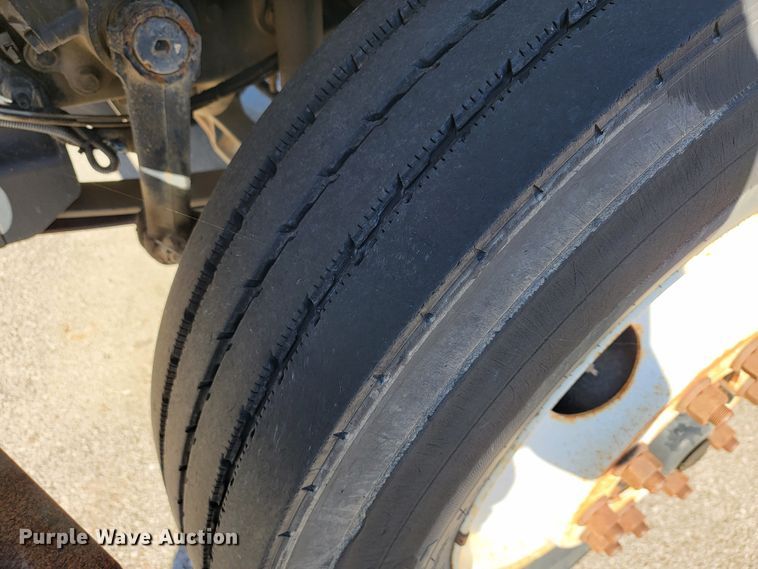 image for item ID9233 2004 International 7400  flatbed truck