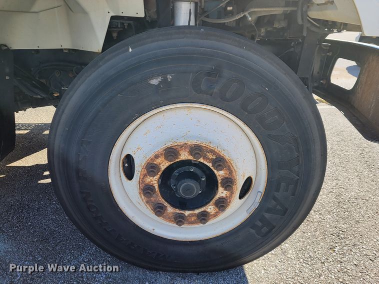 image for item ID9233 2004 International 7400  flatbed truck