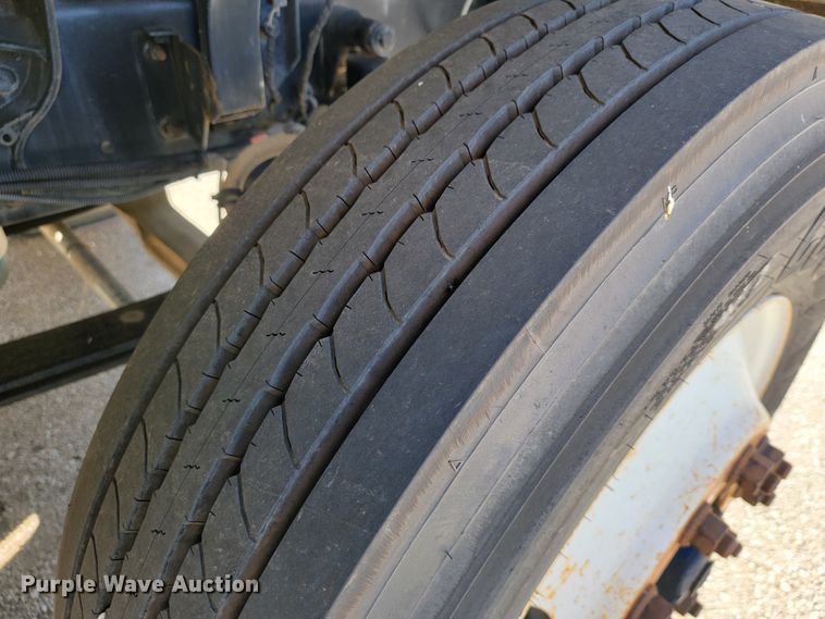 image for item ID9233 2004 International 7400  flatbed truck