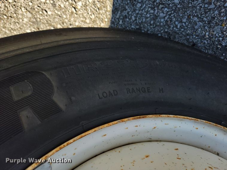 image for item ID9233 2004 International 7400  flatbed truck