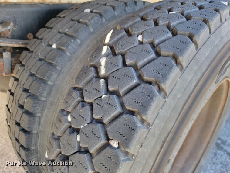 image for item ID9233 2004 International 7400  flatbed truck