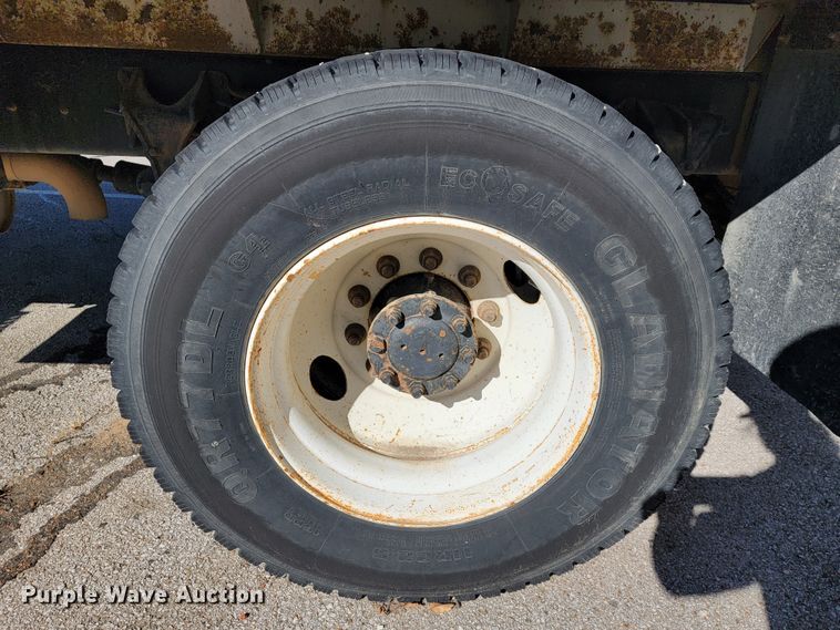 image for item ID9233 2004 International 7400  flatbed truck