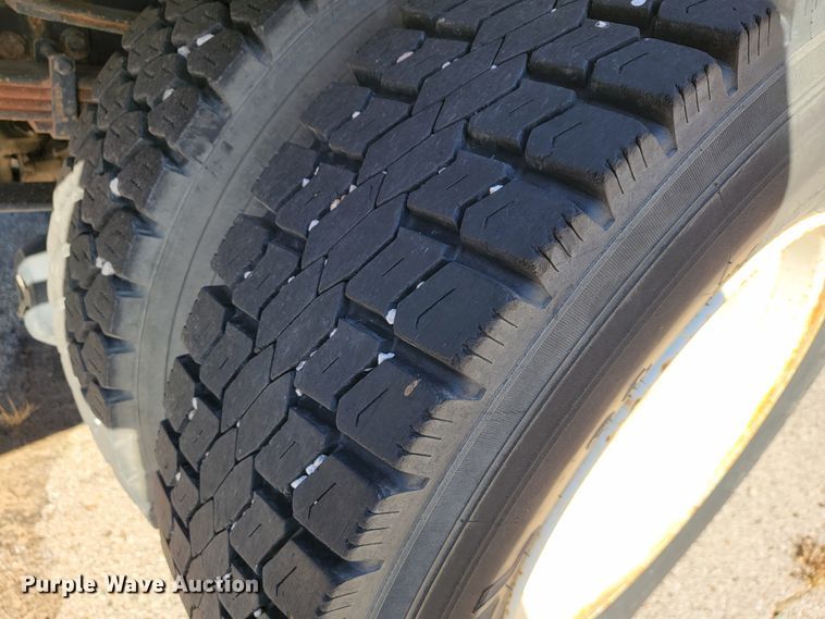 image for item ID9233 2004 International 7400  flatbed truck