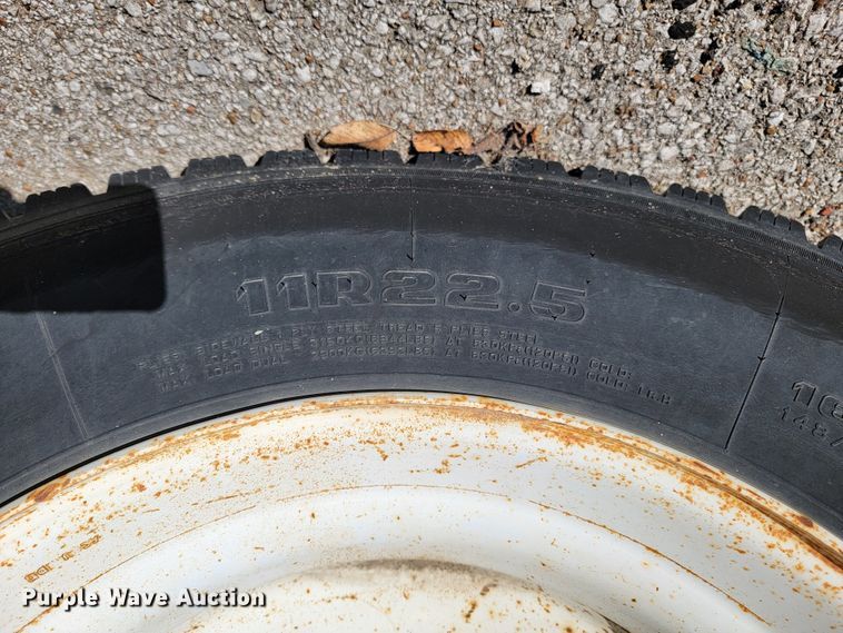 image for item ID9233 2004 International 7400  flatbed truck