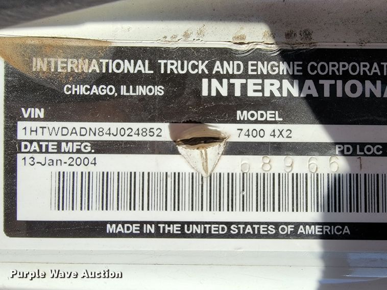 image for item ID9233 2004 International 7400  flatbed truck