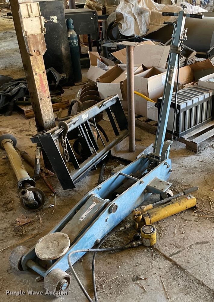 image for item IX9622 (2) floor jacks