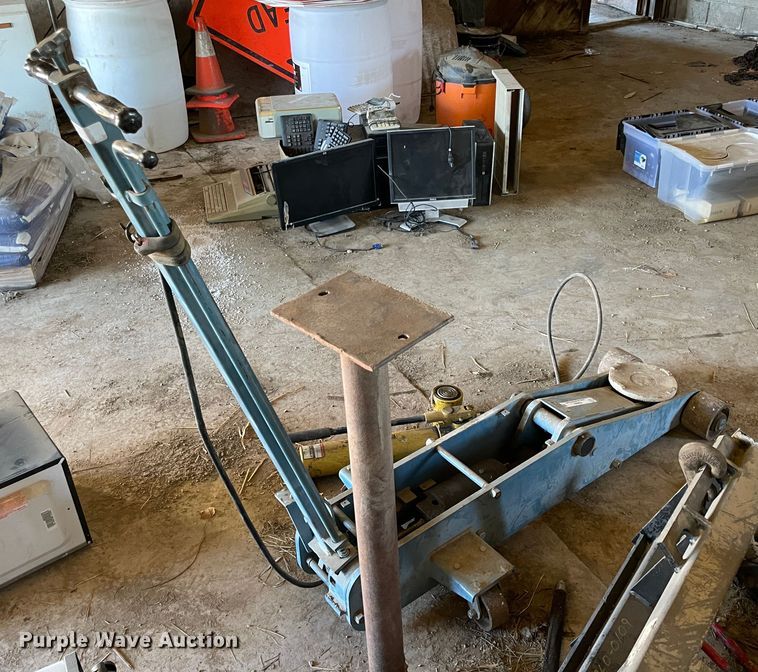 image for item IX9622 (2) floor jacks