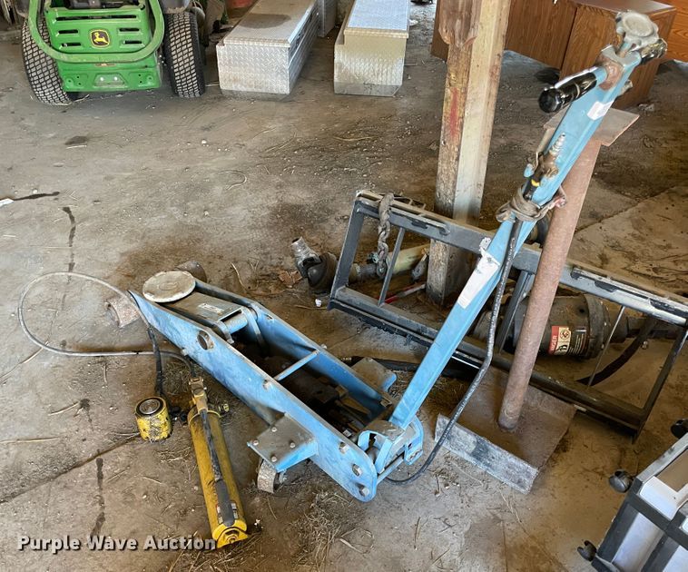 image for item IX9622 (2) floor jacks