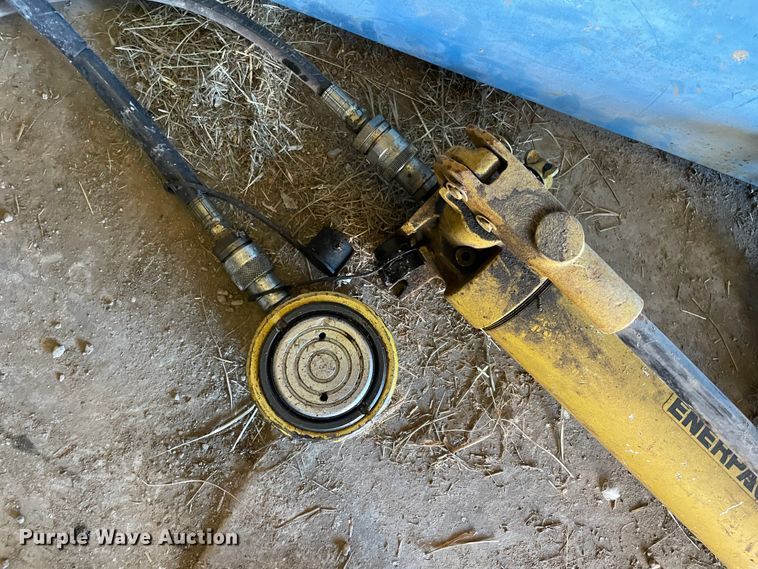 image for item IX9622 (2) floor jacks