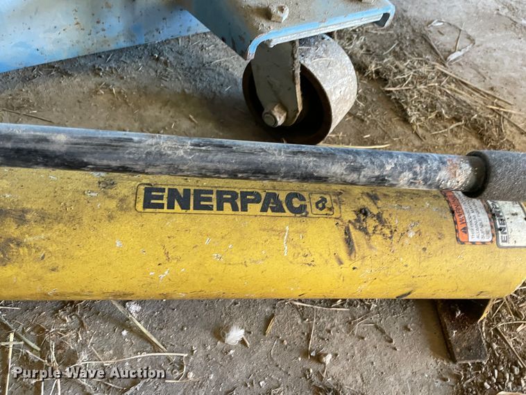 image for item IX9622 (2) floor jacks