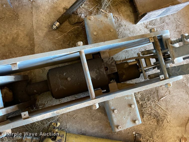 image for item IX9622 (2) floor jacks