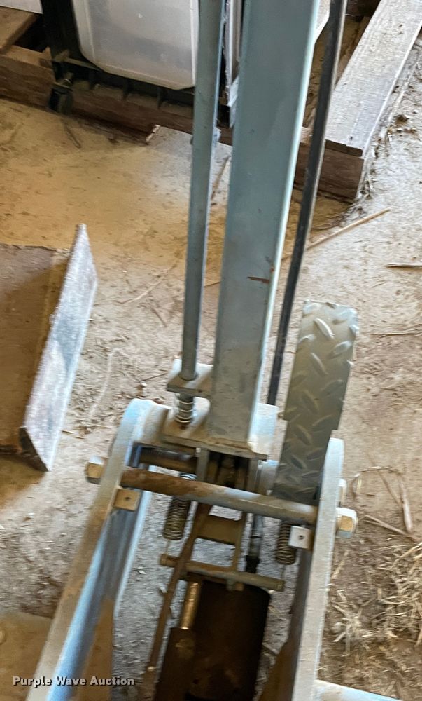 image for item IX9622 (2) floor jacks