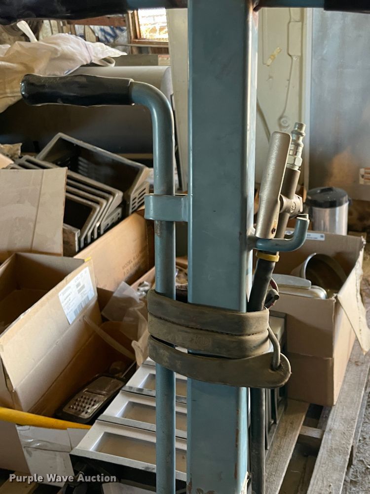 image for item IX9622 (2) floor jacks