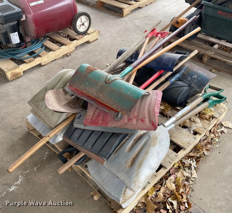 image for item IY9799 Approximately 18 shovels