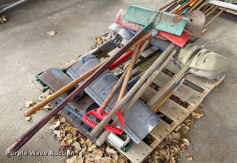 image for item IY9799 Approximately 18 shovels