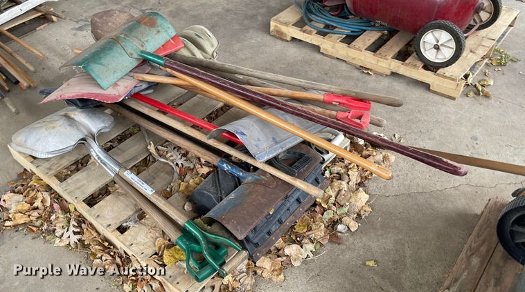 image for item IY9799 Approximately 18 shovels