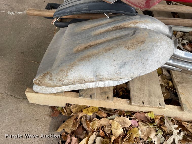 image for item IY9799 Approximately 18 shovels