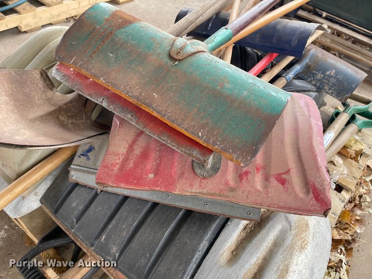 image for item IY9799 Approximately 18 shovels